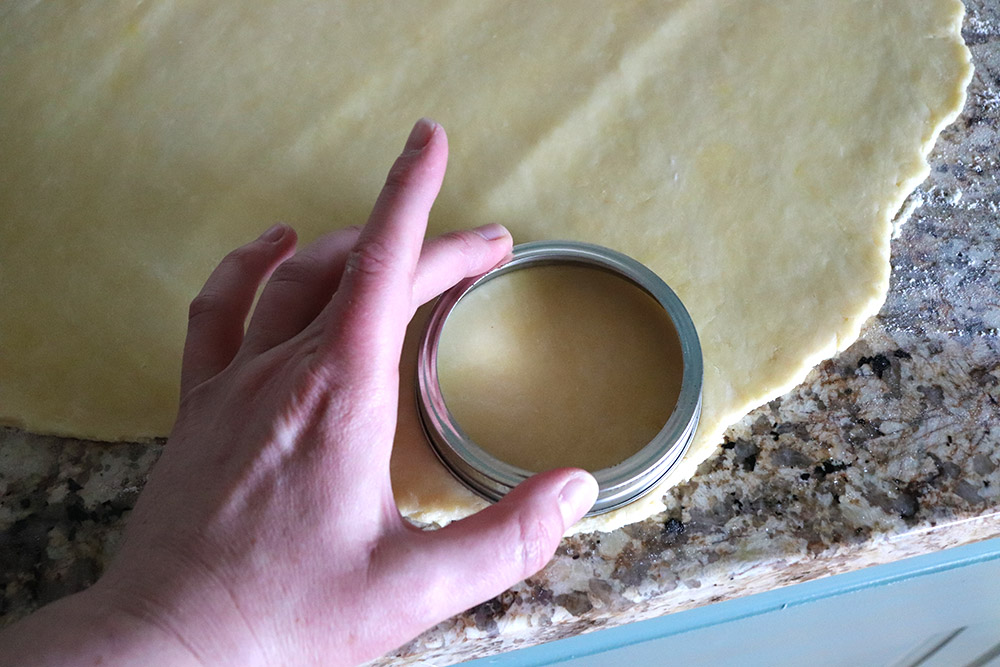 How to cut empanada dough with a mason jar ring